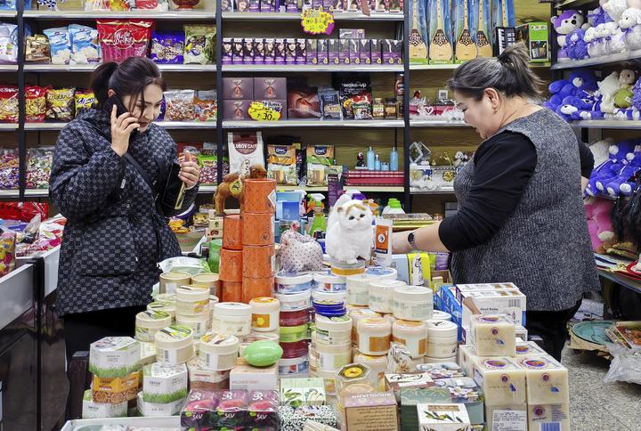 走訪口岸聽信心丨新疆巴克圖口岸 邊民互市貿易火熱 “通道經濟”促日用百貨繁榮